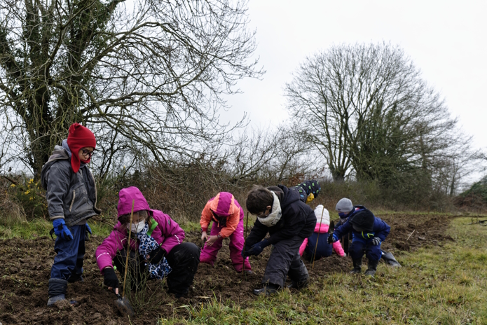 Plantation d'une haie avec l'école des petits antonins de Saint-Marc La Lande @Thierry Wattez